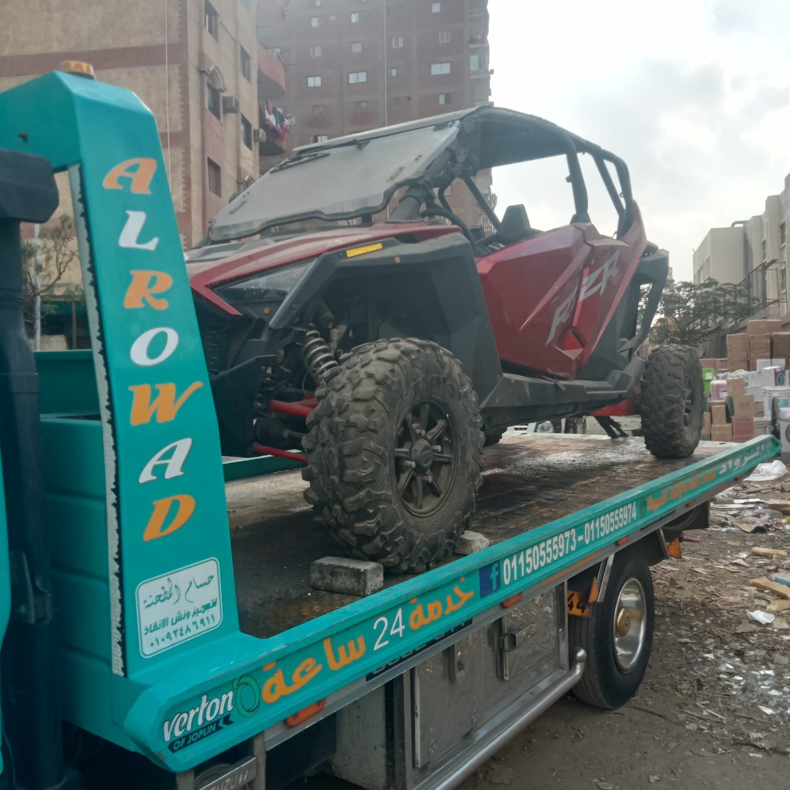 رفع سيارة ملاكي داخل أحد أحياء مدينة الشروق