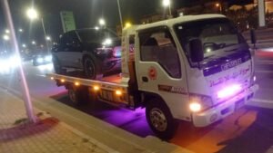 استخدام ونش هيدروليك متطور لرفع سيارة تعرضت لحادث تصادم بمحور المشير طنطاوي.